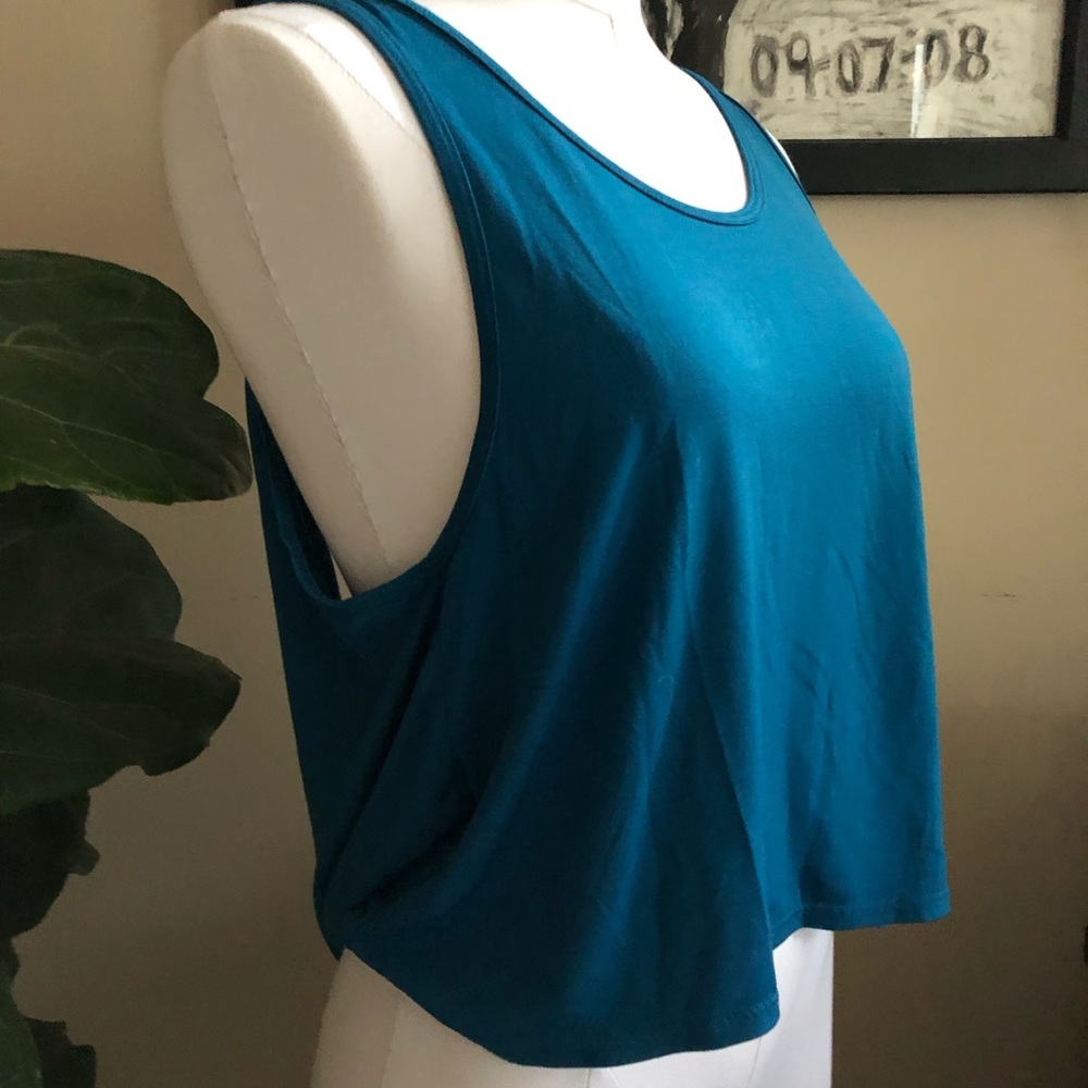 Onzie crop open back nwot